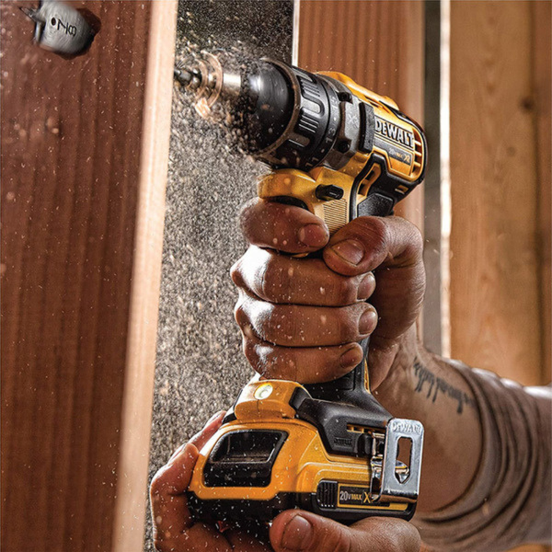 KIT DEWALT ORIGINAL: BERBEQUIM SEM FIO com PISTOLA DE IMPACTO + 26 ACESSÓRIOS + 2 BATERIAS - PROMOÇÃO BLACK FRIDAY