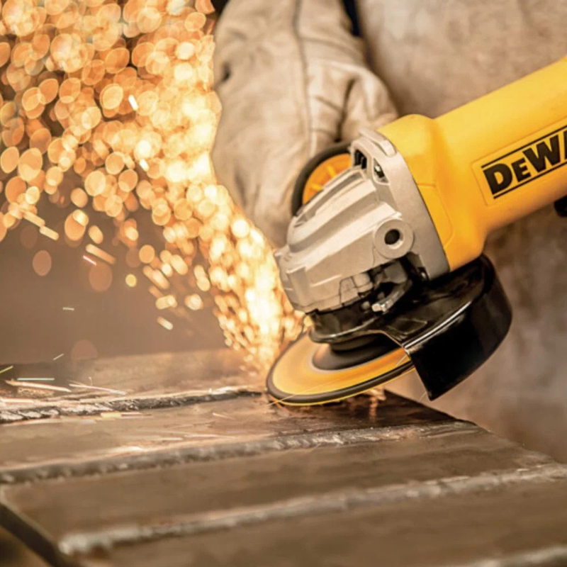 KIT DEWALT ORIGINAL: BERBEQUIM SEM FIO + REBARBADORA DE ALTO IMPACTO + 26 ACESSÓRIOS + 2 BATERIAS - PROMOÇÃO BLACK FRIDAY